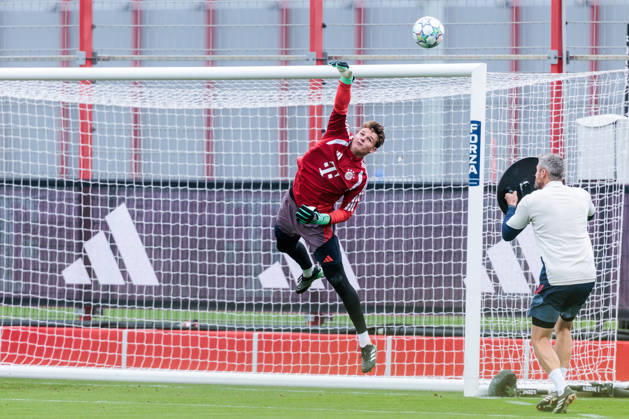 MUNICH, GERMANY - OCTOBER 20: Jonas Urbig (FC Bayern Muenchen, 40) jumping after a ball during the training session before the UEFA Champions League match between FC Bayern Muenchen vs. Arsenal FC at Trainingsgelaende an der Saebener Str on October 20, 2026 in Munich, Germany. Bavaria Germany Copyright: xSteffiexWunderlx