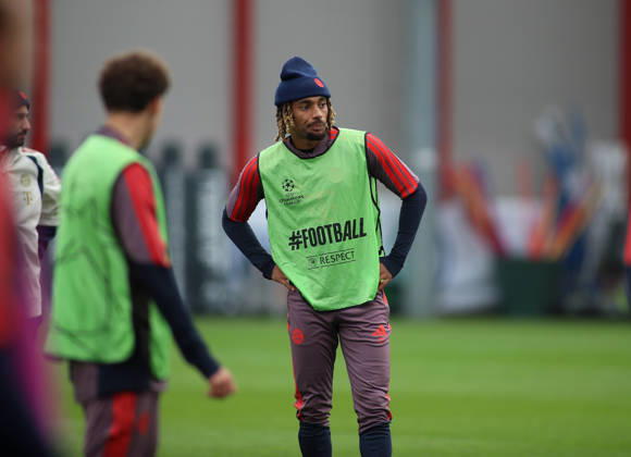 FC Bayern München, Abschlusstraining, Champions League, Saison 2026 2027, Fussball, Herren Sacha Boey (FC Bayern München) stehend mit Leibchen
