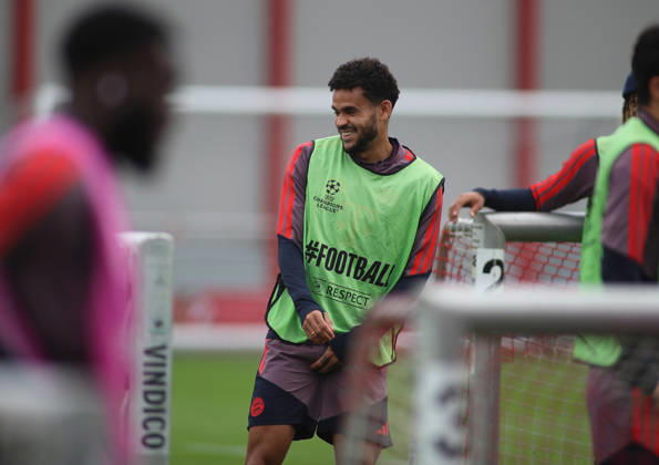 FC Bayern München, Abschlusstraining, Champions League, Saison 2026 2027, Fussball, Herren Luis Diaz (FC Bayern München) lachend, lacht, gut gelaunt