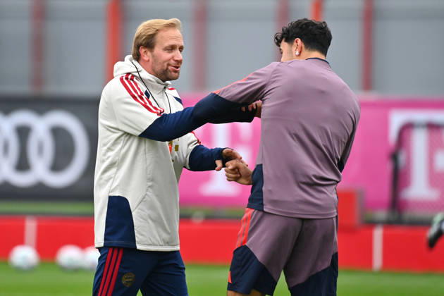Aaron DANKS (Co-Trainer FCB) scherzt mit Aleksandar PAVLOVIC (Bayern Muenchen). Fussball Champions League,Saison 2026 27, Ligaphase ABSCHLUSSTRAINING am 20.10.2026 FC Bayern Muenchen - FC Arsenal