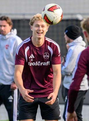20.10.2026 - Fussball - 2. Fussball - Bundesliga - Saison 2026 2027 - 1. FC Nürnberg Nuernberg FCN ( Club ) - Training - Sportfoto Zink - xwoxzix - Piet Scobel (19, 1. FC Nürnberg FCN ) happy
