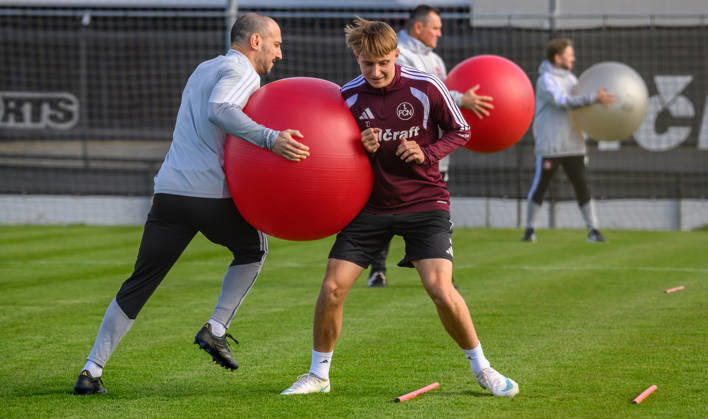 20.10.2026 - Fussball - 2. Fussball - Bundesliga - Saison 2026 2027 - 1. FC Nürnberg Nuernberg FCN ( Club ) - Training - Sportfoto Zink - xwoxzix - Gerald Stürzenhofecker Stuerzenhofecker (Athletik- und Reha-Trainer 1. FC Nürnberg FCN ) Marko Soldic (16, 1. FC Nürnberg FCN )