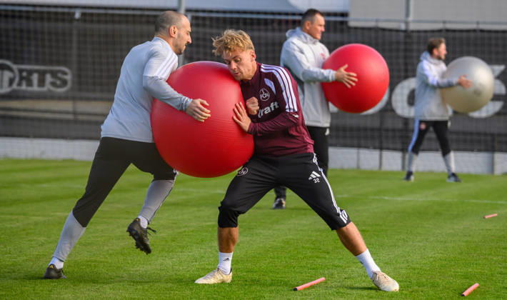 20.10.2026 - Fussball - 2. Fussball - Bundesliga - Saison 2026 2027 - 1. FC Nürnberg Nuernberg FCN ( Club ) - Training - Sportfoto Zink - xwoxzix - Gerald Stürzenhofecker Stuerzenhofecker (Athletik- und Reha-Trainer 1. FC Nürnberg FCN ) Tim Janisch (32, 1. FC Nürnberg FCN )