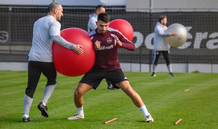 20.10.2026 - Fussball - 2. Fussball - Bundesliga - Saison 2026 2027 - 1. FC Nürnberg Nuernberg FCN ( Club ) - Training - Sportfoto Zink - xwoxzix - Gerald Stürzenhofecker Stuerzenhofecker (Athletik- und Reha-Trainer 1. FC Nürnberg FCN ) Alexios Kalogeropoulos (4, 1. FC Nürnberg FCN )