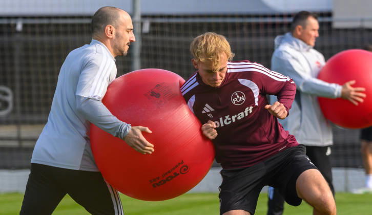 20.10.2026 - Fussball - 2. Fussball - Bundesliga - Saison 2026 2027 - 1. FC Nürnberg Nuernberg FCN ( Club ) - Training - Sportfoto Zink - xwoxzix - Gerald Stürzenhofecker Stuerzenhofecker (Athletik- und Reha-Trainer 1. FC Nürnberg FCN ) Eric Porstner (41, 1. FC Nürnberg FCN )