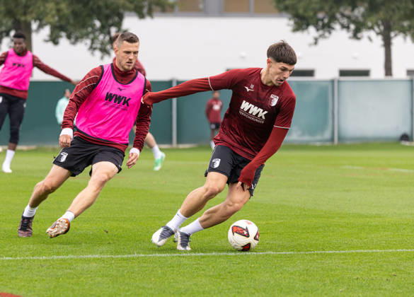 Mert Kömür (FC Augsburg 36, re.) Zweikampf gegen Jeffrey Gouweleeuw (FC Augsburg 6); FC Augsburg, Training,