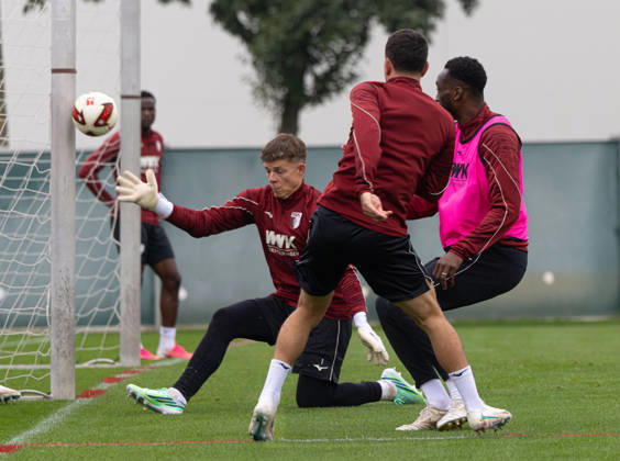 Arijon Ibrahimovic (FC Augsburg 21, vorne) trifft den Pfosten gegen Finn Dahmen (Torwart FC Augsburg 1); FC Augsburg, Training,