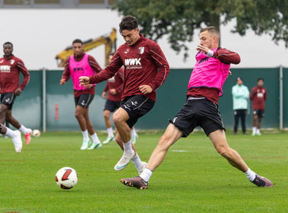 Jeffrey Gouweleeuw (FC Augsburg 6) klärt mit der Fußspitze vor Fabian Rieder (FC Augsburg 32); FC Augsburg, Training,