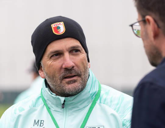 Manuel Baum (Trainer FC Augsburg) im Interview am Trainingsplatz; FC Augsburg, Training,