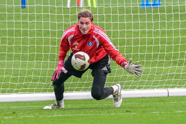 Elias Lahti ( HSV ) am Ball Deutschland , Hamburg , Volksparkstadion , Fussball , 1. Bundesliga , Training des Hamburger SV
