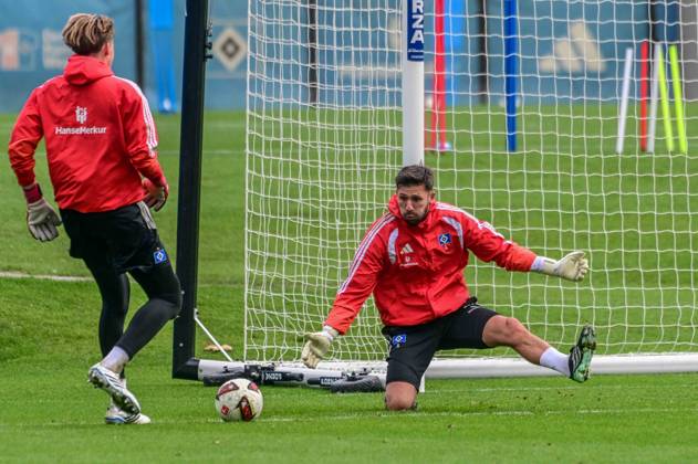 Elias Lahti Torwart Heuer Fernandes Daniel ( HSV ) schiessen sich ein Deutschland , Hamburg , Volksparkstadion , Fussball , 1. Bundesliga , Training des Hamburger SV