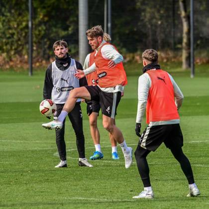 Marcus Mathisen ( Pauli ) am Ball Deutschland , Hamburg , Trainingsgelände an der Kollaustrasse , Fussball , 2. Bundesliga , FC St Pauli