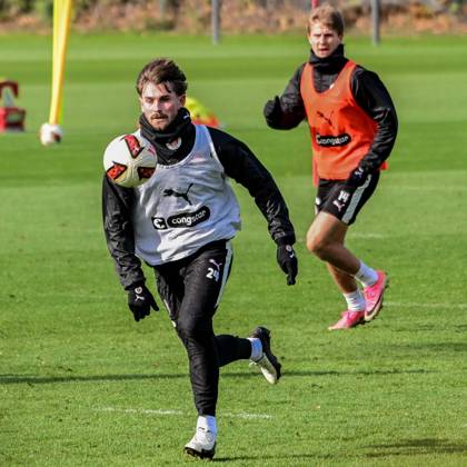 Connor Metcalfe ( Pauli ) am Ball Deutschland , Hamburg , Trainingsgelände an der Kollaustrasse , Fussball , 2. Bundesliga , FC St Pauli