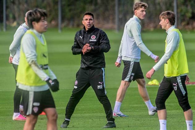 Trainer Marcel Rapp spricht zur Mannschaft ( Pauli ) Deutschland , Hamburg , Trainingsgelände an der Kollaustrasse , Fussball , 2. Bundesliga , FC St Pauli