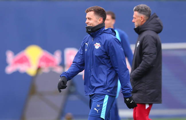 RB Leipzig - Training Champions League Leipzig, 20.10.2026, RB Akademie, UEFA Champions League , RB Leipzig - Abschlusstraining am Vortag von Real Madrid v. RBLeipzig , Im Bild: Christoph Baumgartner (14, RB Leipzig) vor Trainer Martin Demichelis. ,