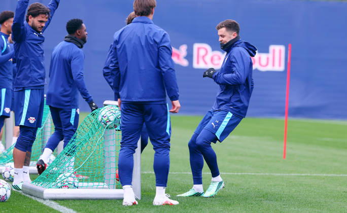 RB Leipzig - Training Champions League Leipzig, 20.10.2026, RB Akademie, UEFA Champions League , RB Leipzig - Abschlusstraining am Vortag von Real Madrid v. RBLeipzig , Im Bild: Christoph Baumgartner (re., 14, RB Leipzig) ,