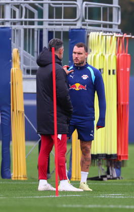 RB Leipzig - Training Champions League Leipzig, 20.10.2026, RB Akademie, UEFA Champions League , RB Leipzig - Abschlusstraining am Vortag von Real Madrid v. RBLeipzig , Im Bild: Trainer Martin Demichelis (li.) und David Raum (beide RB Leipzig) ,