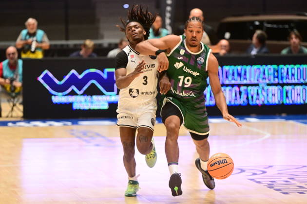 L-R Trey Bonham (Pardubice) and Melwin Pantzar (Malaga) in action during men s Basketball Champions League, group E, 2nd round, BK KVIS Pardubice vs Unicaja Malaga, in Pardubice, Czech Republic, October 20, 2026. (CTKxPhoto JosefxVostarek) CTKPhotoP2026102007131  CTKPhotoP2026102007131