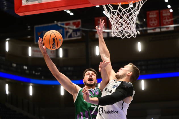 L-R Jonathan Barreiro (Malaga) and Lubos Kovar (Pardubice) in action during men s Basketball Champions League, group E, 2nd round, BK KVIS Pardubice vs Unicaja Malaga, in Pardubice, Czech Republic, October 20, 2026. (CTKxPhoto JosefxVostarek) CTKPhotoP2026102007216  CTKPhotoP2026102007216