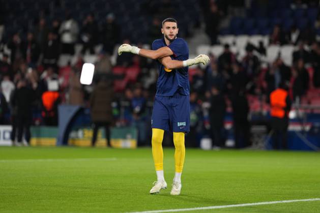 Joan Garcia of Barcelona warms up before the match Paris Saint-Germain v Barcelona, UEFA Champions League, Football, Parc des Princes, Paris, France - 20 Oct 2026Paris Parc des Princes France  Copyright: xDavexWinter Shutterstockx 17226708f