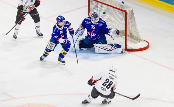 Ice hockey, Eishockey National League Regular Season - EHC Kloten vs Lausan Kloten, Switzerland, 20th Oct 2026: 5th minute 28 Axel Simic (Lausanne) scores on the power play to make it 0:1. Defender 18 Dario Sidler (Kloten) and goalkeeper 35 Davide Fadani (Kloten) have no chance. Copyright: xAndreasxHaasx