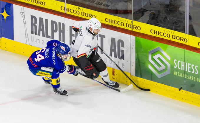 Ice hockey, Eishockey National League Regular Season - EHC Kloten vs Lausan Kloten, Switzerland, 20th Oct 2026: 64 Elias Liniger (Kloten) puts 9 Damien Riat (Lausanne) under pressure. Copyright: xAndreasxHaasx