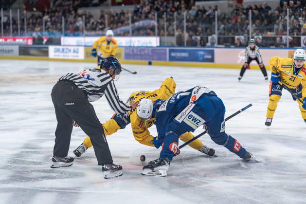 20 10 2026, Zürich, Swiss Life Arena, National League: ZSC Lions - HC Davos, 79 Thierry Bader (ZSC), 25 Beni Waidacher (Davos) Zürich Swiss Life Arena Zürich Switzerland Copyright: xJustPictures.ch StefanxEmchx jp-de-StEm-DSC0004420261020