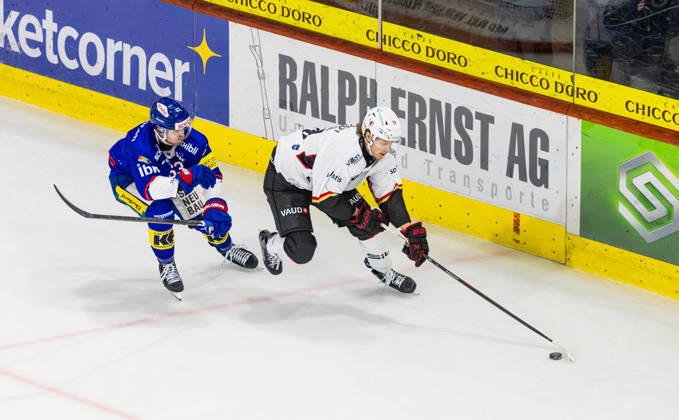 Ice hockey, Eishockey National League Regular Season - EHC Kloten vs Lausan Kloten, Switzerland, 20th Oct 2026: 19 Ray Fust (Lausanne) defends the puck against 63 Fabio Murer (Kloten). Copyright: xAndreasxHaasx
