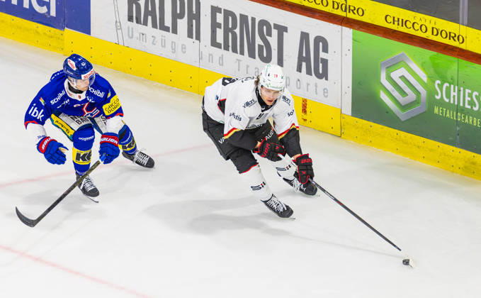 Ice hockey, Eishockey National League Regular Season - EHC Kloten vs Lausan Kloten, Switzerland, 20th Oct 2026: 19 Ray Fust (Lausanne) defends the puck against 63 Fabio Murer (Kloten). Copyright: xAndreasxHaasx