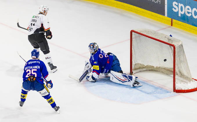 Ice hockey, Eishockey National League Regular Season - EHC Kloten vs Lausan Kloten, Switzerland, 20th Oct 2026: 16th minute 11 Antti Suomela (Lausanne) scores to make it 0-2. Goalkeeper 35 Davide Fadani (Kloten) and 25 Arttu Ruotsalainen (Kloten) beaten again. Copyright: xAndreasxHaasx