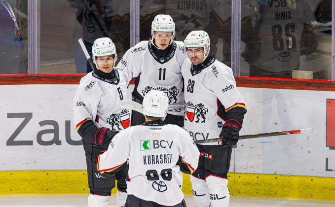 Ice hockey, Eishockey National League Regular Season - EHC Kloten vs Lausan Kloten, Switzerland, 20th Oct 2026: 16th minute 11 Antti Suomela (Lausanne) scores to make it 0-2. The goalscorer celebrates with 5 Connor Carrick, 28 Axel Simic and 23 Philipp Kurashev (all Lausanne). Copyright: xAndreasxHaasx