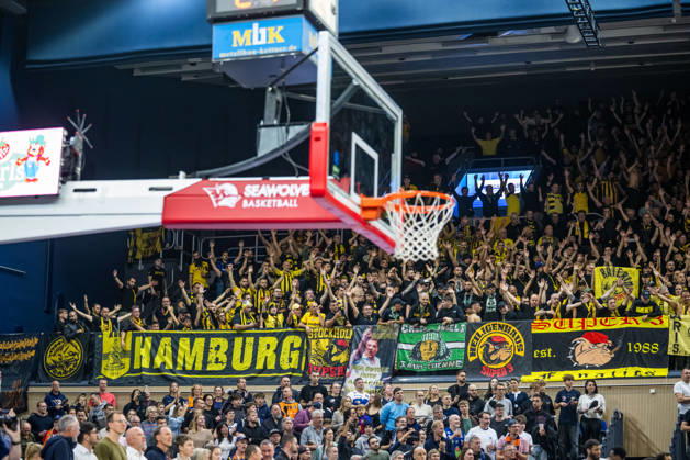 Rostock, Deutschland 20. Oktober 2026: BKT EuroCup - 2026 2027 - Gruppenphase - Gruppe A - Sp. 4 - Rostock Seawolves gegen Aris Thessaloniki Im Bild: Fankurve Aris Thessaloniki Copyright: xFotostandx xVoelkerx