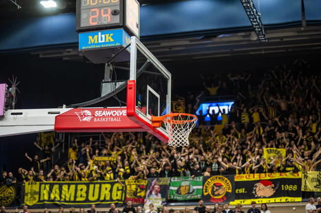 Rostock, Deutschland 20. Oktober 2026: BKT EuroCup - 2026 2027 - Gruppenphase - Gruppe A - Sp. 4 - Rostock Seawolves gegen Aris Thessaloniki Im Bild: Basketballkorb im Hintergrund Fankurve Aris Thessaloniki Copyright: xFotostandx xVoelkerx