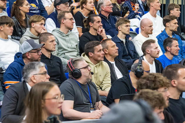 Rostock, Deutschland 20. Oktober 2026: BKT EuroCup - 2026 2027 - Gruppenphase - Gruppe A - Sp. 4 - Rostock Seawolves gegen Aris Thessaloniki Im Bild: mitte AndrÃ Andre Breitenreiter (Hansa Rostock) umgeben von Teammitglieder von Hansa Rostcok Copyright: xFotostandx xVoelkerx