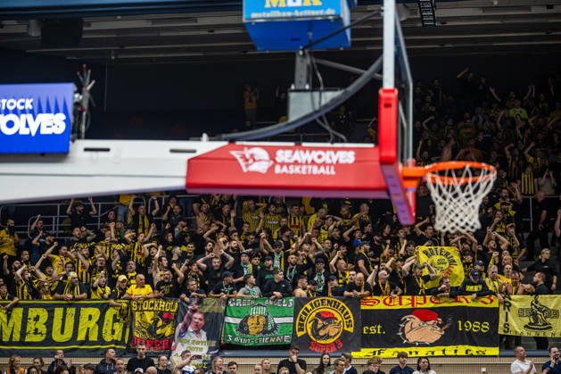 Rostock, Deutschland 20. Oktober 2026: BKT EuroCup - 2026 2027 - Gruppenphase - Gruppe A - Sp. 4 - Rostock Seawolves gegen Aris Thessaloniki Im Bild: Fankurve Aris Thessaloniki Copyright: xFotostandx xVoelkerx