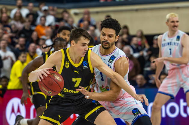 Rostock, Deutschland 20. Oktober 2026: BKT EuroCup - 2026 2027 - Gruppenphase - Gruppe A - Sp. 4 - Rostock Seawolves gegen Aris Thessaloniki Im Bild: v. li. im Zweikampf Neno Dimitrijevic (Aris Thessaloniki) und Dominic Lockhart (Rostock SEAWOLVES) Copyright: xFotostandx xVoelkerx