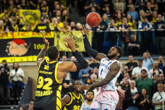 Rostock, Deutschland 20. Oktober 2026: BKT EuroCup - 2026 2027 - Gruppenphase - Gruppe A - Sp. 4 - Rostock Seawolves gegen Aris Thessaloniki Im Bild: v.li. Khem Birch (Aris Thessaloniki) und TJ Crockett Jr. (Rostock SEAWOLVES) Copyright: xFotostandx xVoelkerx