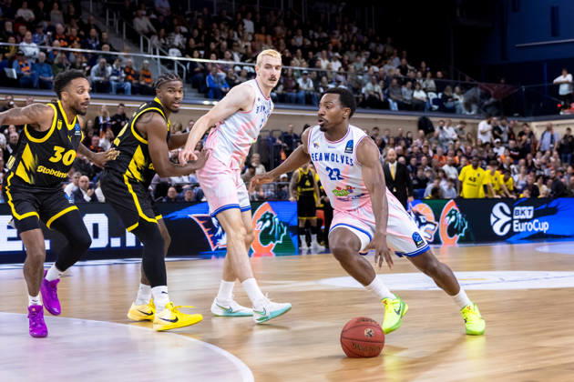 Johnathan Stove (ROSTOCK SEAWOLVES, 22) Philipp Hartwich (ROSTOCK SEAWOLVES, 07), Adam Mokoka (Aris Thessaloniki, 95), Matt Morgan (Aris Thessaloniki, 30) g GER, Rostock Seawolves vs. Aris Thessaloniki, Basketball, BKT EuroCup, Spielzeit 2026 2027, 20.10.2026 GER, Rostock Seawolves vs. Aris Thessaloniki, Basketball, BKT EuroCup, Spielzeit 2026 2027, 20.10.2026 Deutschland Copyright: xEibner-Pressefoto DenverxEhrlichx EP_DEH