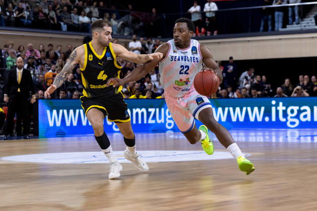 Johnathan Stove (ROSTOCK SEAWOLVES, 22) gegen Vassilis Toliopoulos (Aris Thessaloniki, 04) GER, Rostock Seawolves vs. Aris Thessaloniki, Basketball, BKT EuroCup, Spielzeit 2026 2027, 20.10.2026 GER, Rostock Seawolves vs. Aris Thessaloniki, Basketball, BKT EuroCup, Spielzeit 2026 2027, 20.10.2026 Deutschland Copyright: xEibner-Pressefoto DenverxEhrlichx EP_DEH