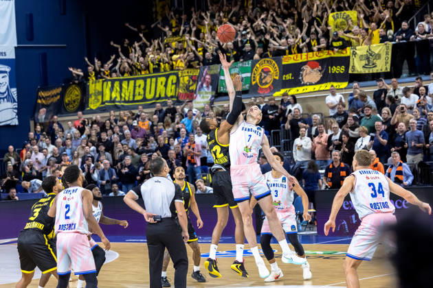 Philipp Hartwich (ROSTOCK SEAWOLVES, 07) gegen Khem Birch (Aris Thessaloniki, 92) beim Anstoss GER, Rostock Seawolves vs. Aris Thessaloniki, Basketball, BKT EuroCup, Spielzeit 2026 2027, 20.10.2026 GER, Rostock Seawolves vs. Aris Thessaloniki, Basketball, BKT EuroCup, Spielzeit 2026 2027, 20.10.2026 Deutschland Copyright: xEibner-Pressefoto DenverxEhrlichx EP_DEH