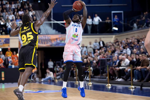 TJ Crockett Jr. (ROSTOCK SEAWOLVES, 00) gegen Adam Mokoka (Aris Thessaloniki, 95) GER, Rostock Seawolves vs. Aris Thessaloniki, Basketball, BKT EuroCup, Spielzeit 2026 2027, 20.10.2026 GER, Rostock Seawolves vs. Aris Thessaloniki, Basketball, BKT EuroCup, Spielzeit 2026 2027, 20.10.2026 Deutschland Copyright: xEibner-Pressefoto DenverxEhrlichx EP_DEH