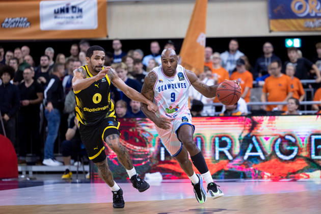 Deandre Lansdowne (ROSTOCK SEAWOLVES, 09) gegen Elijah Mitrou-Long (Aris Thessaloniki, 00) GER, Rostock Seawolves vs. Aris Thessaloniki, Basketball, BKT EuroCup, Spielzeit 2026 2027, 20.10.2026 GER, Rostock Seawolves vs. Aris Thessaloniki, Basketball, BKT EuroCup, Spielzeit 2026 2027, 20.10.2026 Deutschland Copyright: xEibner-Pressefoto DenverxEhrlichx EP_DEH