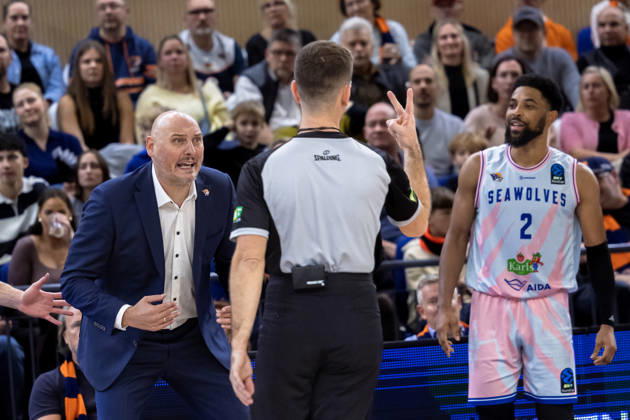 Przemyslaw Frasunkiewicz (ROSTOCK SEAWOLVES, Chef-Trainer) unzufrieden mit der Entscheidung, Zach Copeland (ROSTOCK SEAWOLVES, 02) v.r. GER, Rostock Seawolves vs. Aris Thessaloniki, Basketball, BKT EuroCup, Spielzeit 2026 2027, 20.10.2026 GER, Rostock Seawolves vs. Aris Thessaloniki, Basketball, BKT EuroCup, Spielzeit 2026 2027, 20.10.2026 Deutschland Copyright: xEibner-Pressefoto DenverxEhrlichx EP_DEH