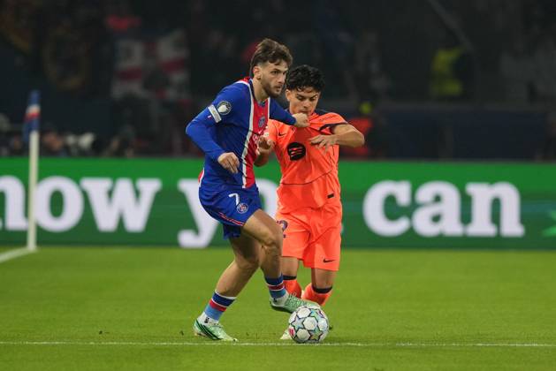 Khvicha Kvaratskhelia of PSG and Xavi Espart of Barcelona Paris Saint-Germain v Barcelona, UEFA Champions League, Football, Parc des Princes, Paris, France - 20 Oct 2026Paris Parc des Princes France  Copyright: xDavexWinter Shutterstockx 17226708aa