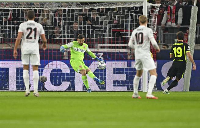 20.10.2026, Fussball UEFA Champions-League League 2026 2027, 3.Spieltag, VfB Stuttgart - Atletico Madrid, in der MHP-Arena Stuttgart, Torwart Dennis Seimen (Stuttgart) am Ball.
