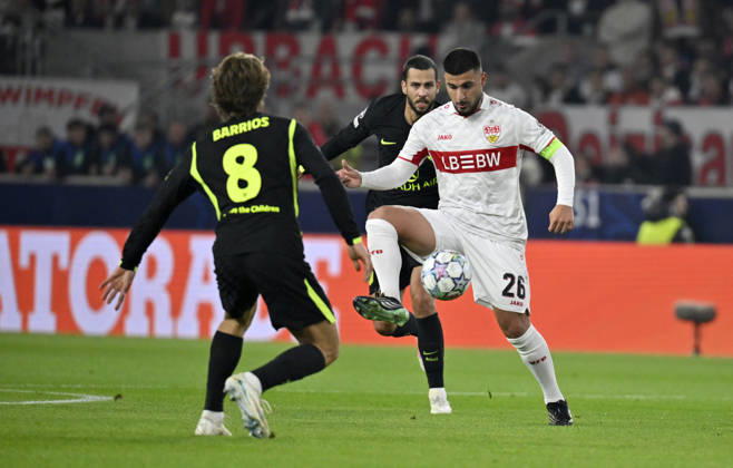 Zweikampf, Aktion Deniz Undav VfB Stuttgart (26) gegen Pablo Barrios Atletico de Madrid (08) David Hancko Atletico de Madrid (17) Champions League VfB Stuttgart vs Atletico Madrid 20.10.2026 DFL REGULATIONS PROHIBIT ANY USE OF PHOTOGRAPHS AS IMAGE SEQUENCES AND OR QUASI-VIDEO Champions League VfB Stuttgart vs Atletico Madrid