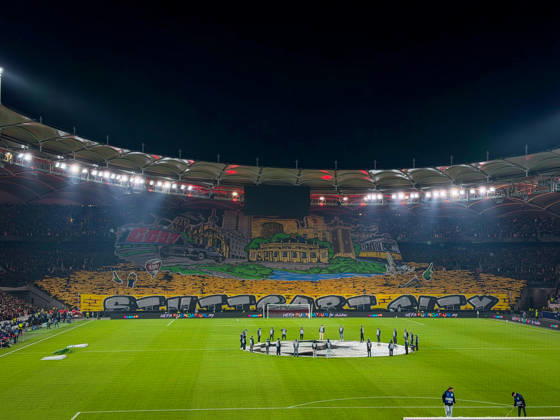 Deutschland, Fussball, UEFA Champions League 2026 - 2027, 3. Spieltag, VfB Stuttgart vs Atletico Madrid, 20.10.2026, Stuttgart Arena (Stuttgart): Innenansicht, Totale des beleuchteten Fussballstadions aus der Hintertorperspektive vor Spielbeginn. Grosse Fanchoreographie der VfB-Anhaenger in der Cannstatter Kurve, volle Tribuenen, Zuschauer, Fans, Flutlicht, Stadiondach, Spielfeld, Mittelkreis, Champions-League-Hymne, Einlaufzeremonie, Fanblock, Stimmung, Heimspiel, UEFA, Koenigsklasse, Werbung, Sponsoren. Copyright: xBENEDICTxCHRISTx