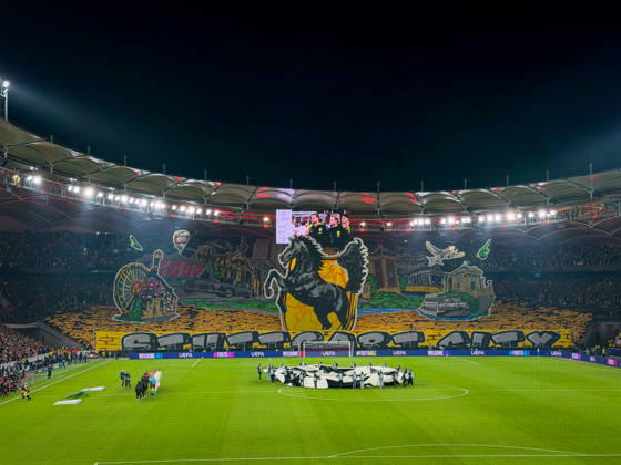 Deutschland, Fussball, UEFA Champions League 2026 - 2027, 3. Spieltag, VfB Stuttgart vs Atletico Madrid, 20.10.2026, Stuttgart Arena (Stuttgart): Innenansicht, Totale des beleuchteten Fussballstadions aus der Hintertorperspektive vor Spielbeginn. Grosse Fanchoreographie der VfB-Anhaenger in der Cannstatter Kurve, volle Tribuenen, Zuschauer, Fans, Flutlicht, Stadiondach, Spielfeld, Mittelkreis, Champions-League-Hymne, Einlaufzeremonie, Fanblock, Stimmung, Heimspiel, UEFA, Koenigsklasse, Werbung, Sponsoren. Copyright: xBENEDICTxCHRISTx