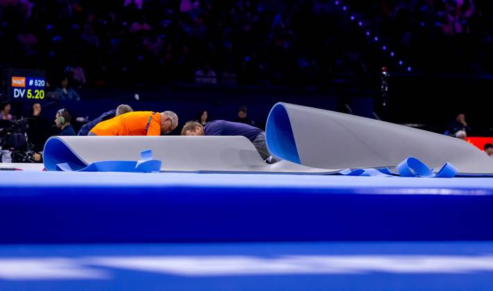 ROTTERDAM - Problems with the floor during the men s team final at the World Gymnastics Championships in Rotterdam Ahoy. IRIS VAN DEN BROEK ANP xVIxANPxSportx xxANPxIVx 573091074 originalFilename: 573091074.jpg