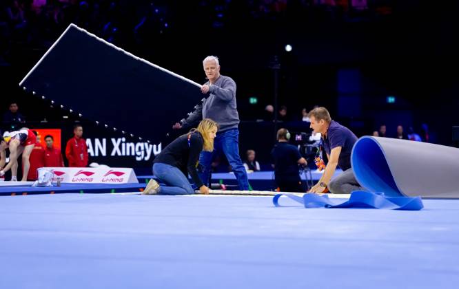 ROTTERDAM - Problems with the floor during the men s team final at the World Gymnastics Championships in Rotterdam Ahoy. IRIS VAN DEN BROEK ANP xVIxANPxSportx xxANPxIVx 573091399 originalFilename: 573091399.jpg